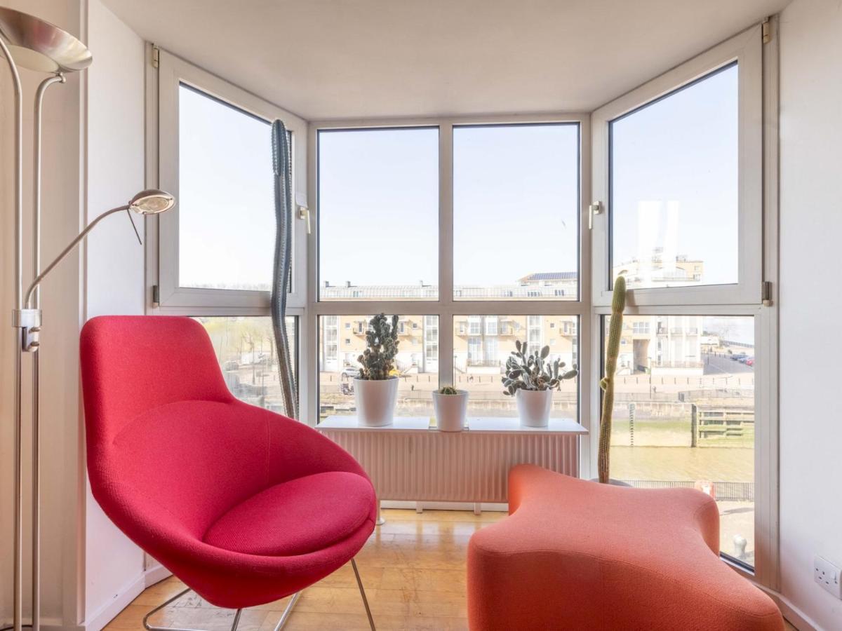 Sunny Maisonette With Views Over Canary Wharf, Londra Exterior foto