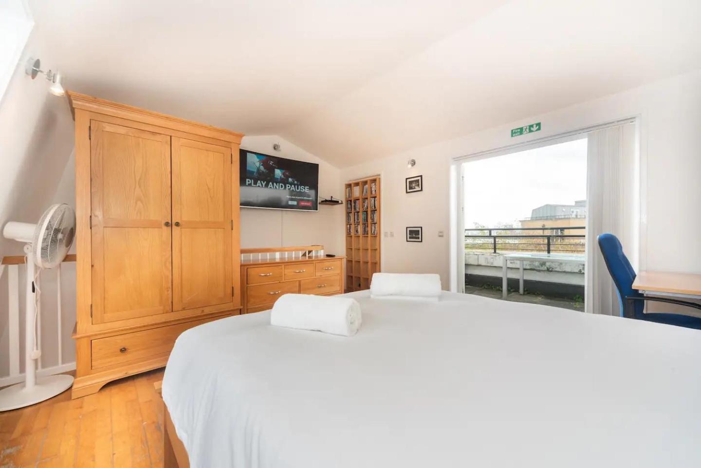 Sunny Maisonette With Views Over Canary Wharf, Londra Exterior foto