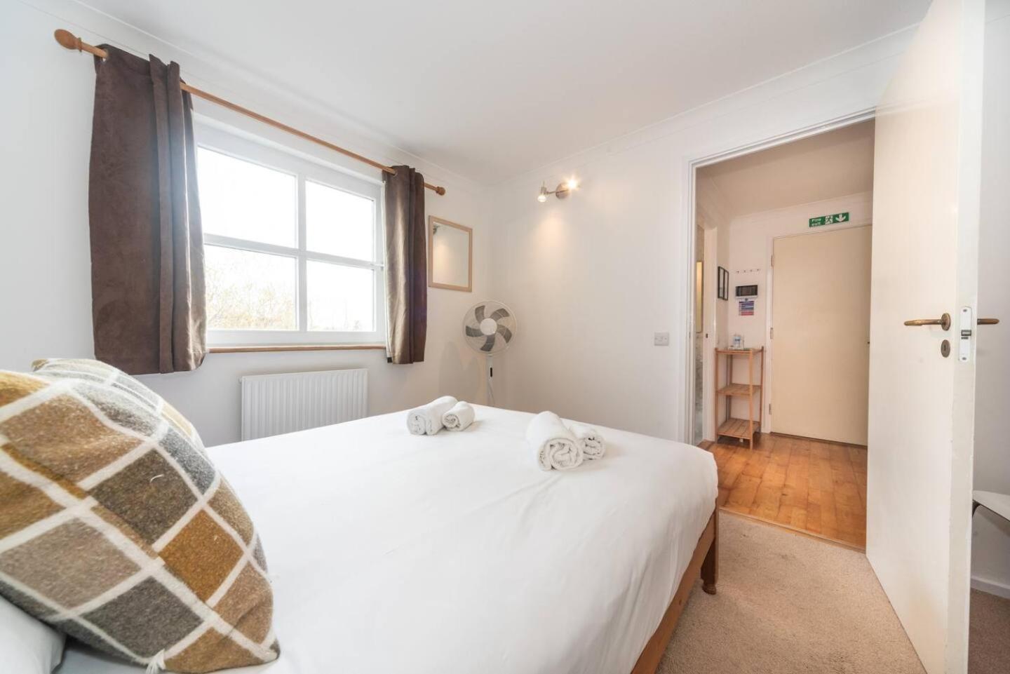 Sunny Maisonette With Views Over Canary Wharf, Londra Exterior foto