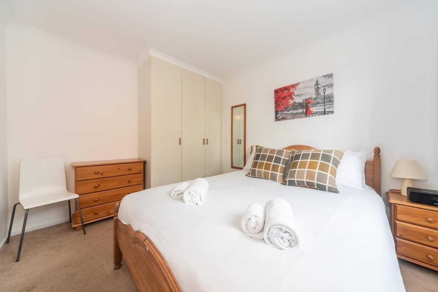 Sunny Maisonette With Views Over Canary Wharf, Londra Exterior foto