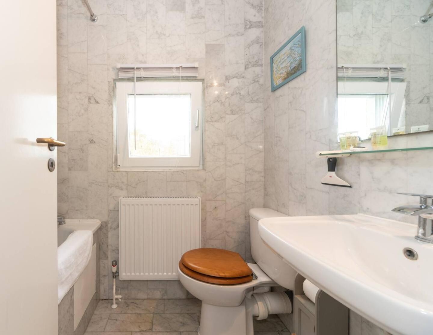 Sunny Maisonette With Views Over Canary Wharf, Londra Exterior foto