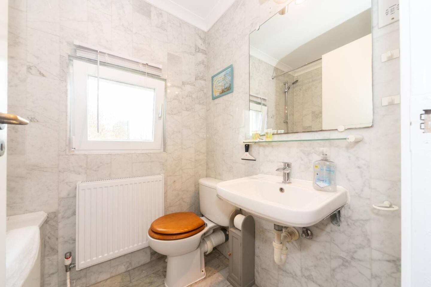 Sunny Maisonette With Views Over Canary Wharf, Londra Exterior foto