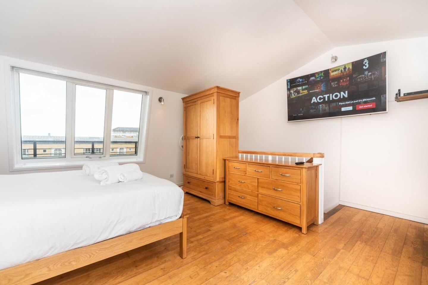 Sunny Maisonette With Views Over Canary Wharf, Londra Exterior foto