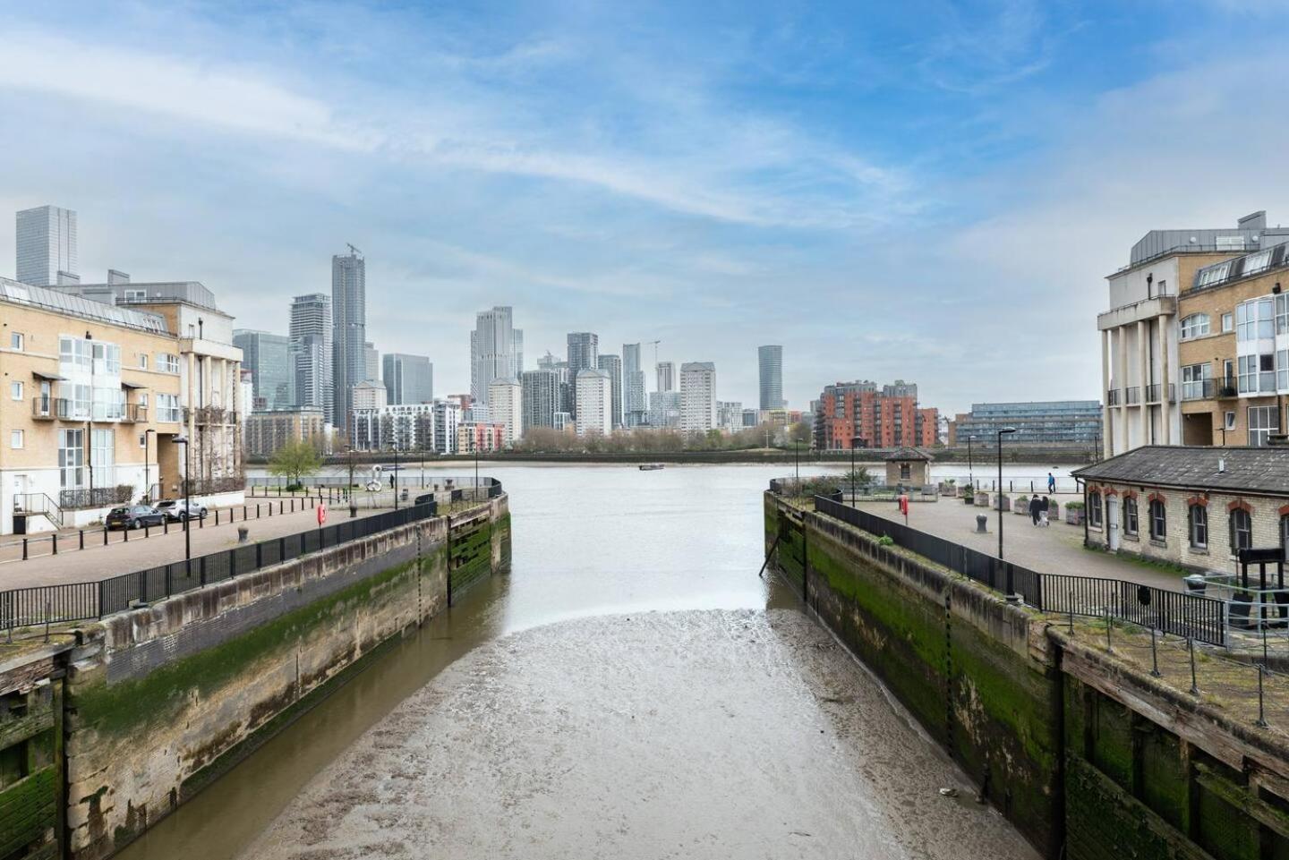 Sunny Maisonette With Views Over Canary Wharf, Londra Exterior foto