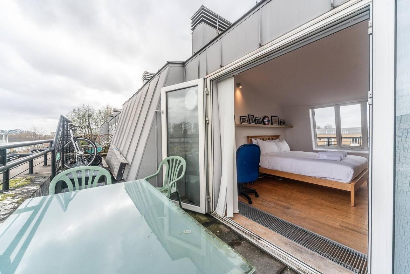 Sunny Maisonette With Views Over Canary Wharf, Londra Exterior foto