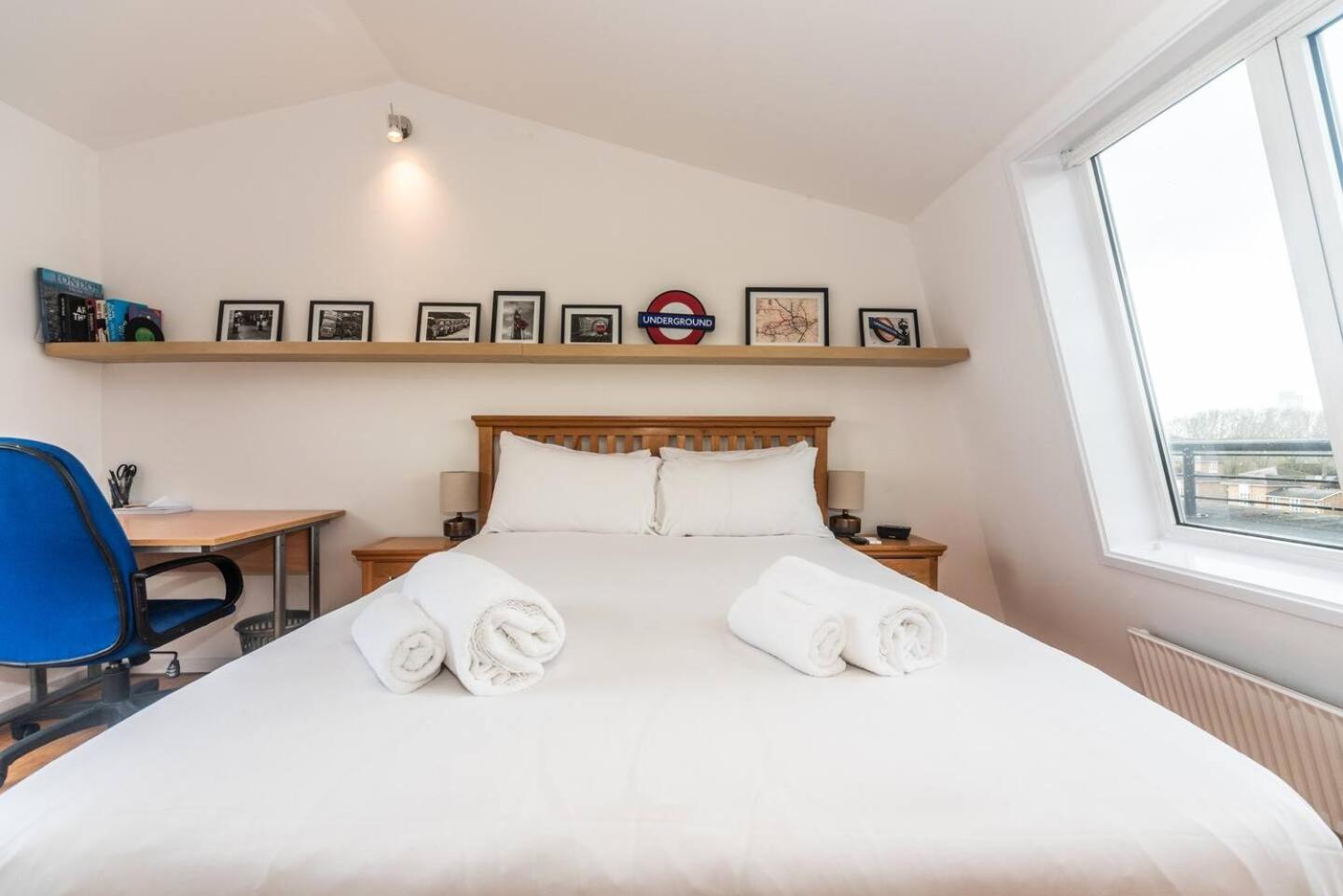 Sunny Maisonette With Views Over Canary Wharf, Londra Exterior foto