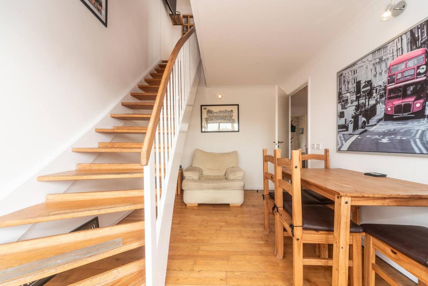 Sunny Maisonette With Views Over Canary Wharf, Londra Exterior foto