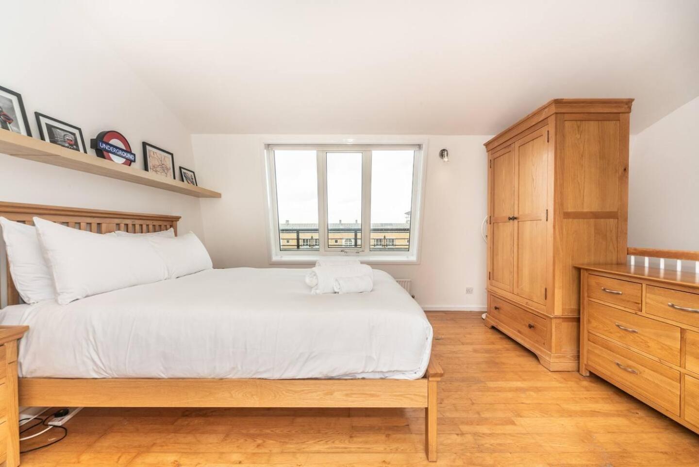 Sunny Maisonette With Views Over Canary Wharf, Londra Exterior foto