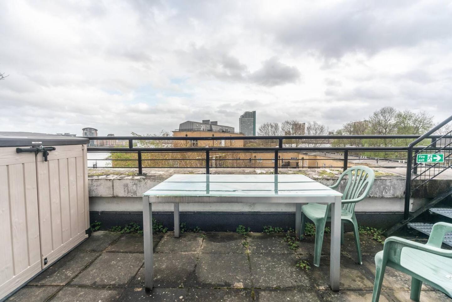 Sunny Maisonette With Views Over Canary Wharf, Londra Exterior foto