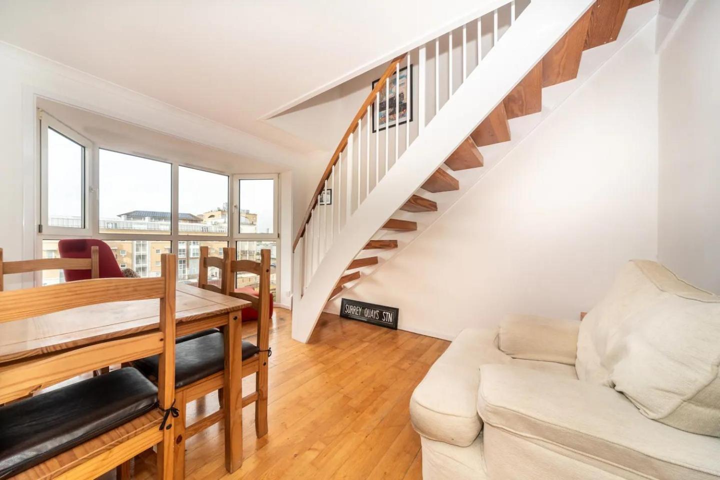 Sunny Maisonette With Views Over Canary Wharf, Londra Exterior foto