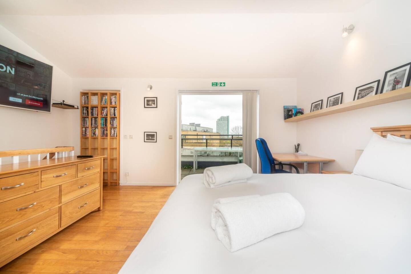 Sunny Maisonette With Views Over Canary Wharf, Londra Exterior foto