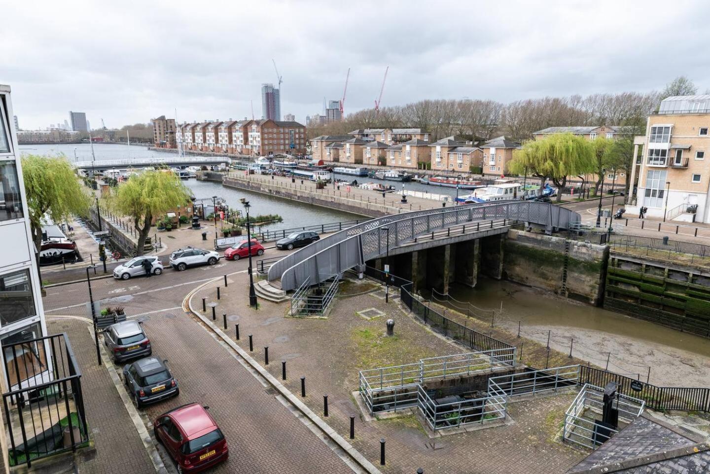 Sunny Maisonette With Views Over Canary Wharf, Londra Exterior foto