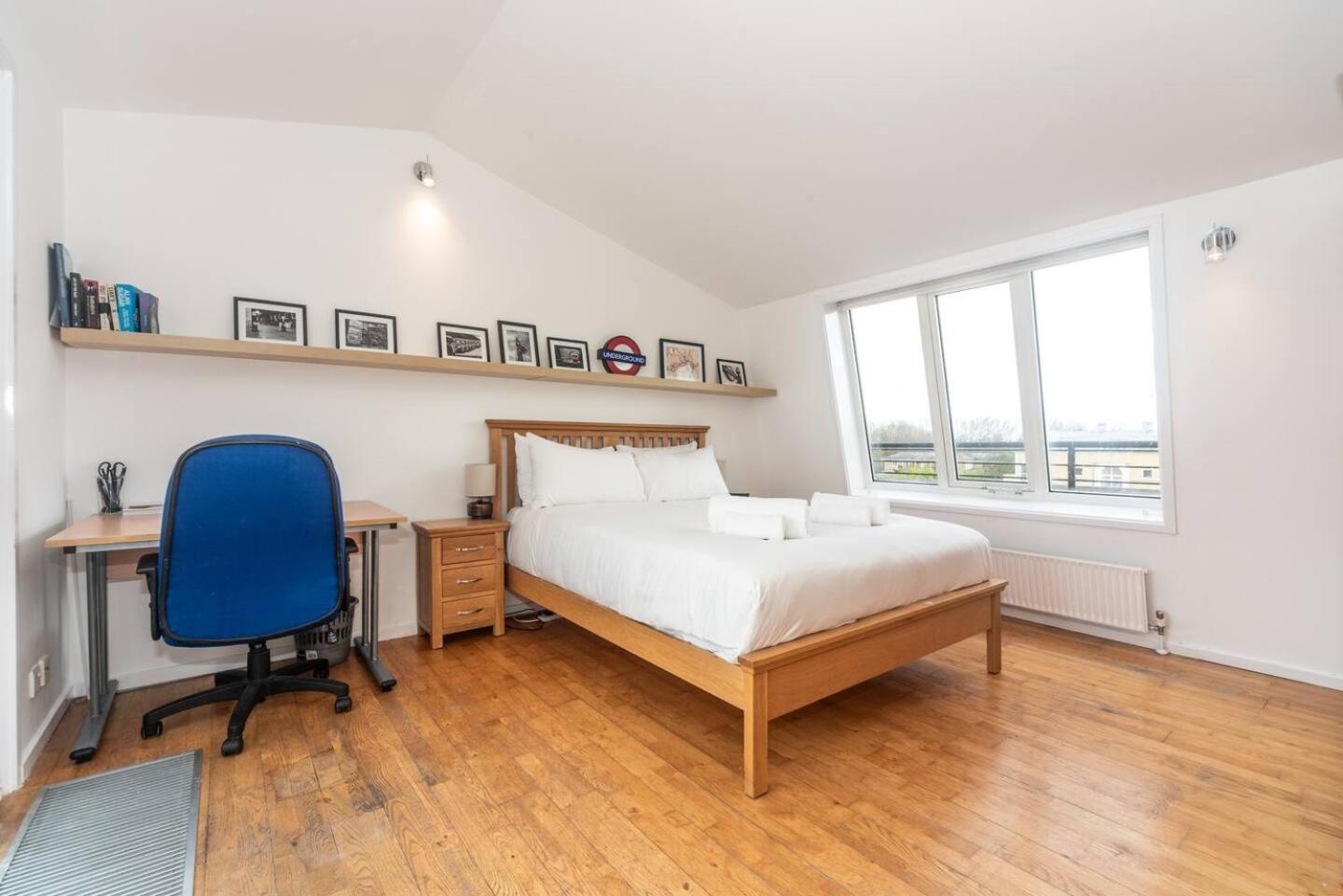 Sunny Maisonette With Views Over Canary Wharf, Londra Exterior foto
