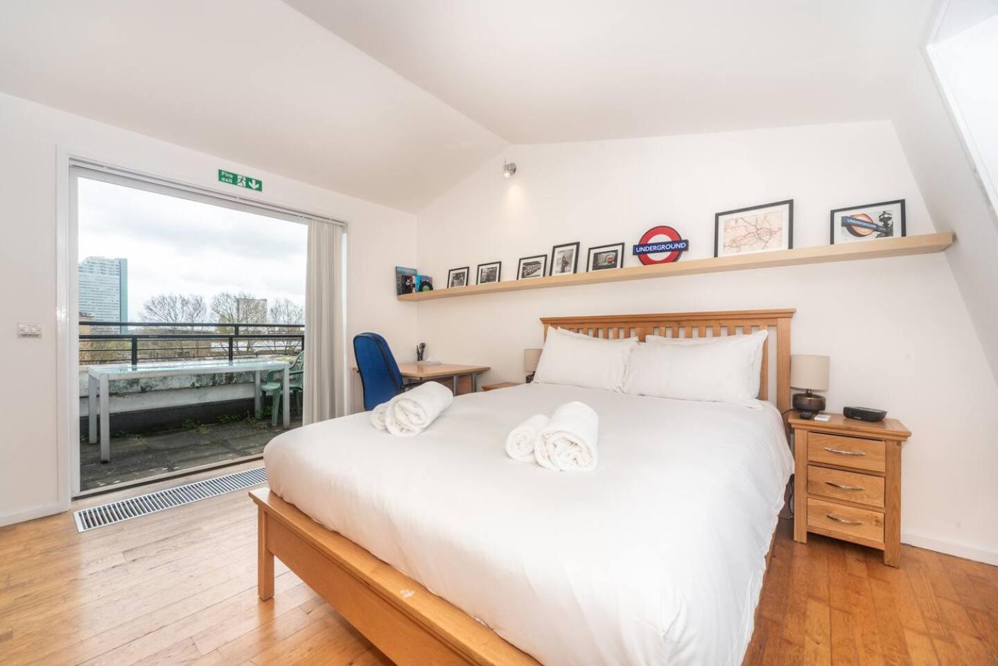 Sunny Maisonette With Views Over Canary Wharf, Londra Exterior foto