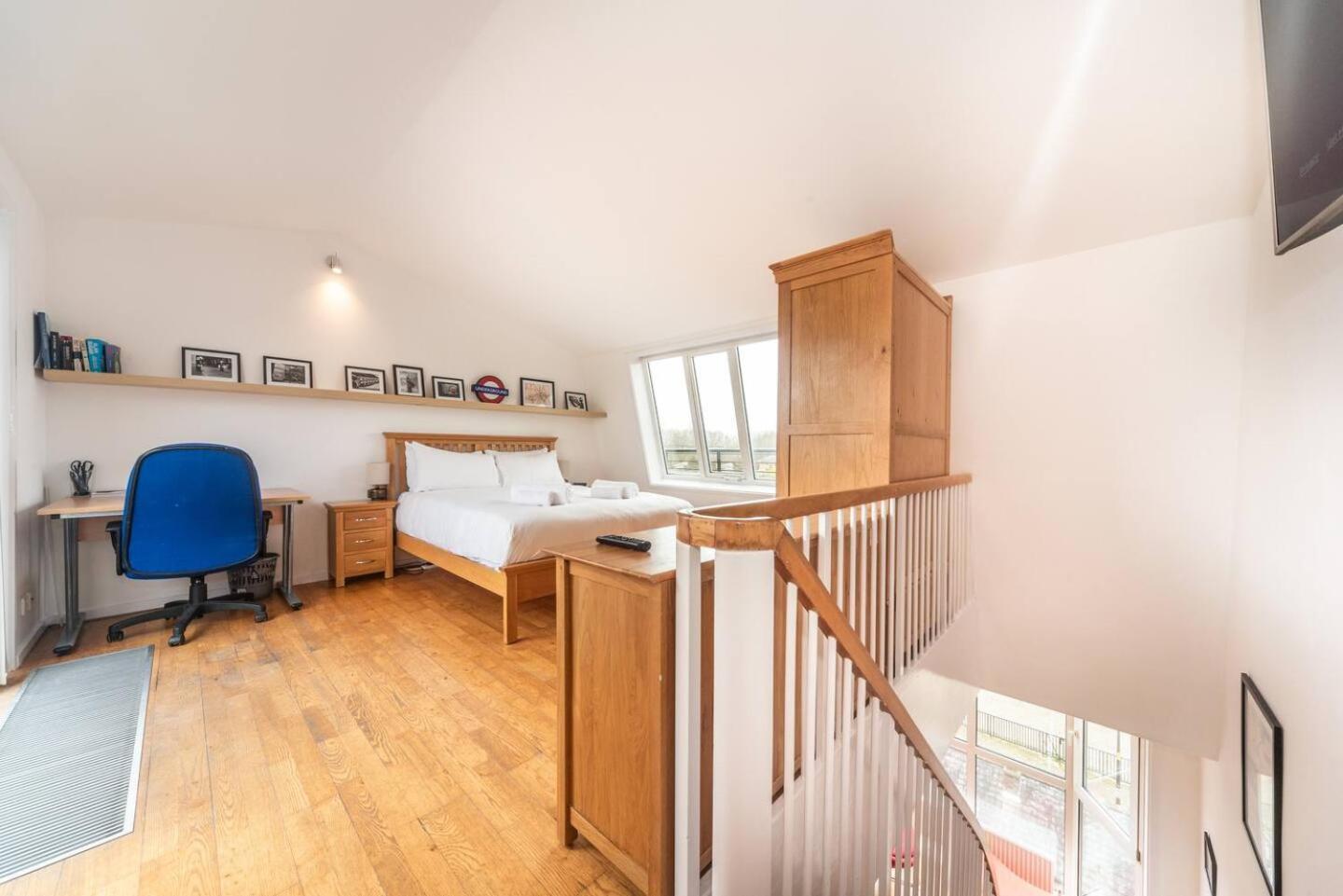 Sunny Maisonette With Views Over Canary Wharf, Londra Exterior foto