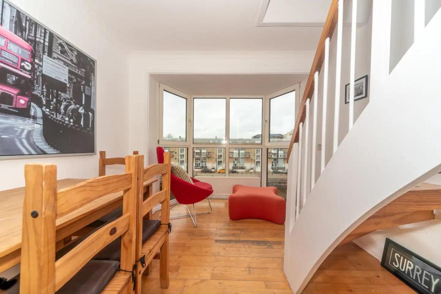 Sunny Maisonette With Views Over Canary Wharf, Londra Exterior foto